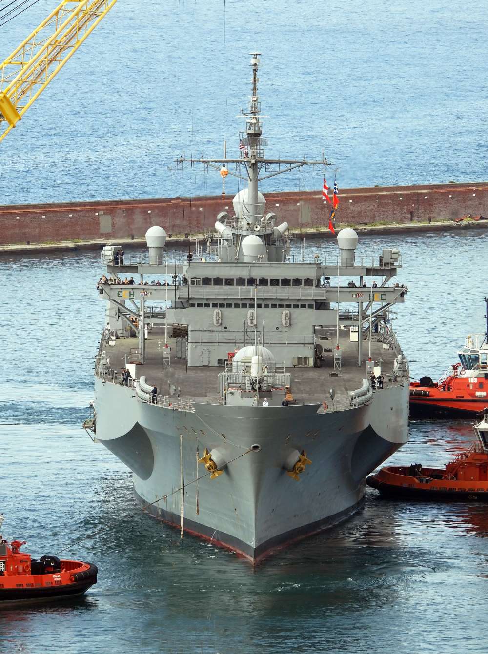 Le navire amiral de la 6ème flotte américaine en arrêt technique à ...
