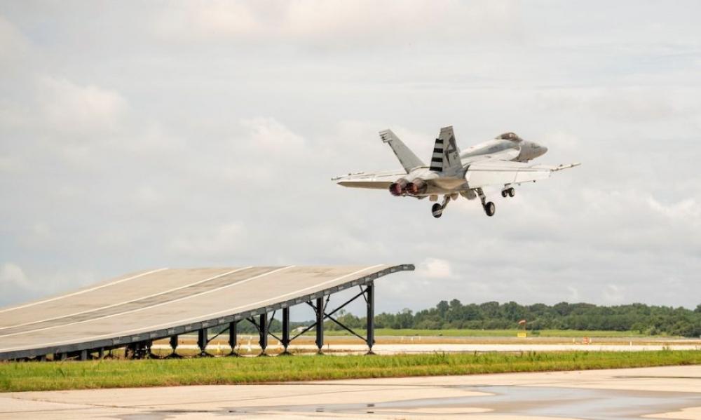 271514 F/A-18 tremplin