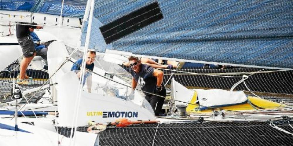 Le maxi-trimaran Ultim Emotion chavire au large de Porto, l’équipage hélitreuillé