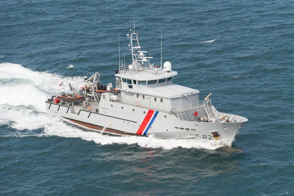 Migrants : la marine et les douanes envoient des bâtiments ...