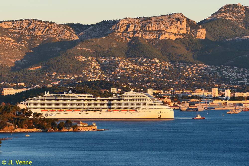 le-msc-world-europa-embarque-et-d-barque-ses-passagers-toulon-mer