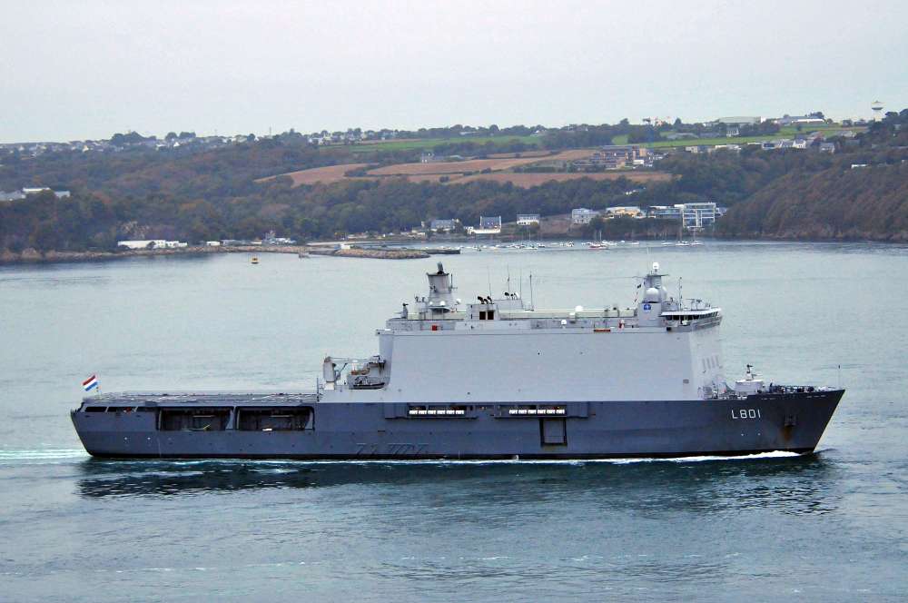 Un TCD néerlandais, une frégate allemande et un patrouilleur irlandais ...