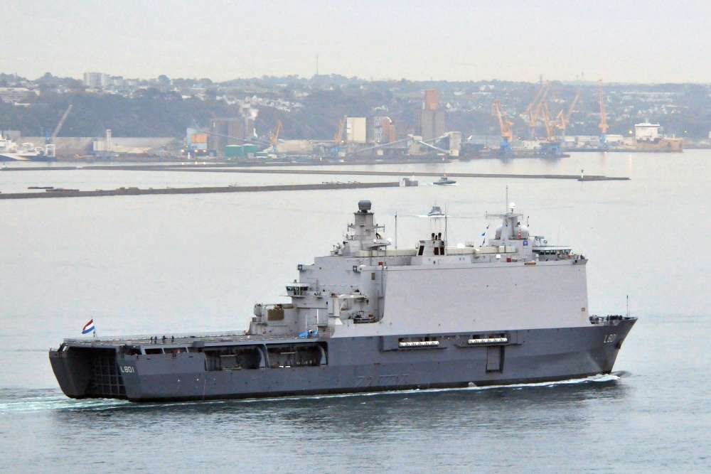 Un TCD néerlandais, une frégate allemande et un patrouilleur irlandais ...