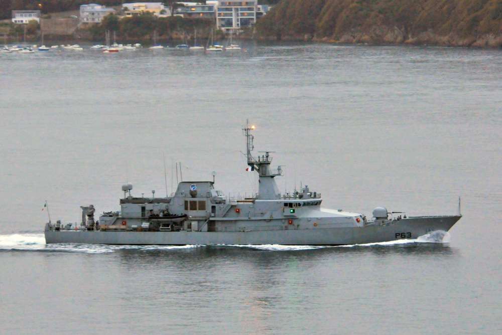 Un TCD néerlandais, une frégate allemande et un patrouilleur irlandais ...