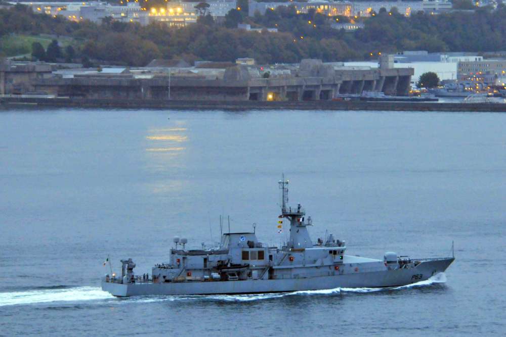 Un TCD néerlandais, une frégate allemande et un patrouilleur irlandais ...
