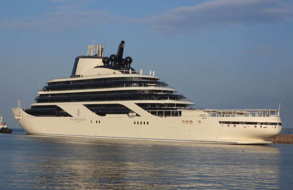 le-premier-yacht-de-croisi-re-de-four-seasons-se-d-voile-marseille