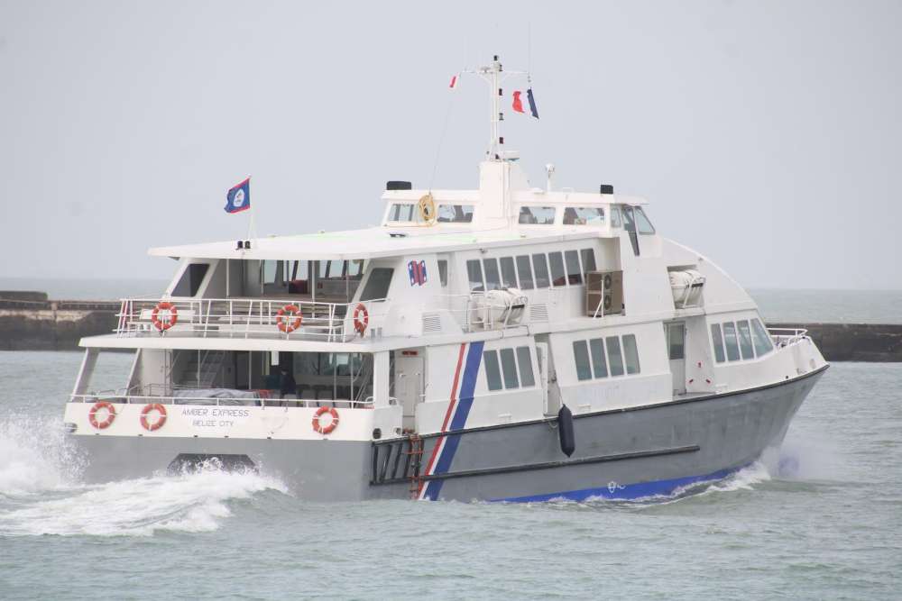 L'ancien Louarn, première des anciennes vedettes de Morlenn Express à ...